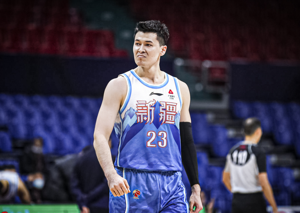 青岛队鏖战76人，王哲林高光表现