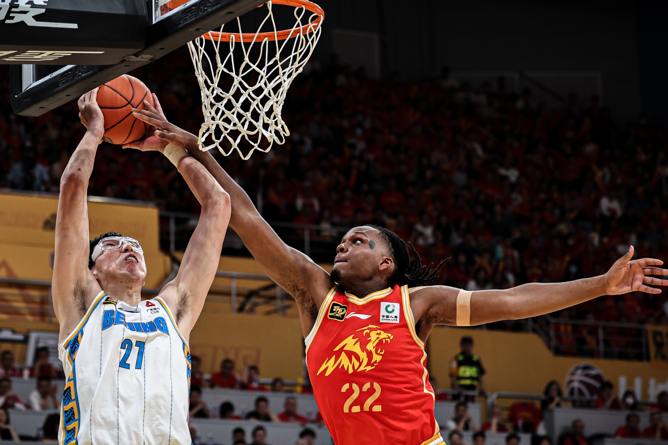 太阳完胜广州队，周琦点燃赛场