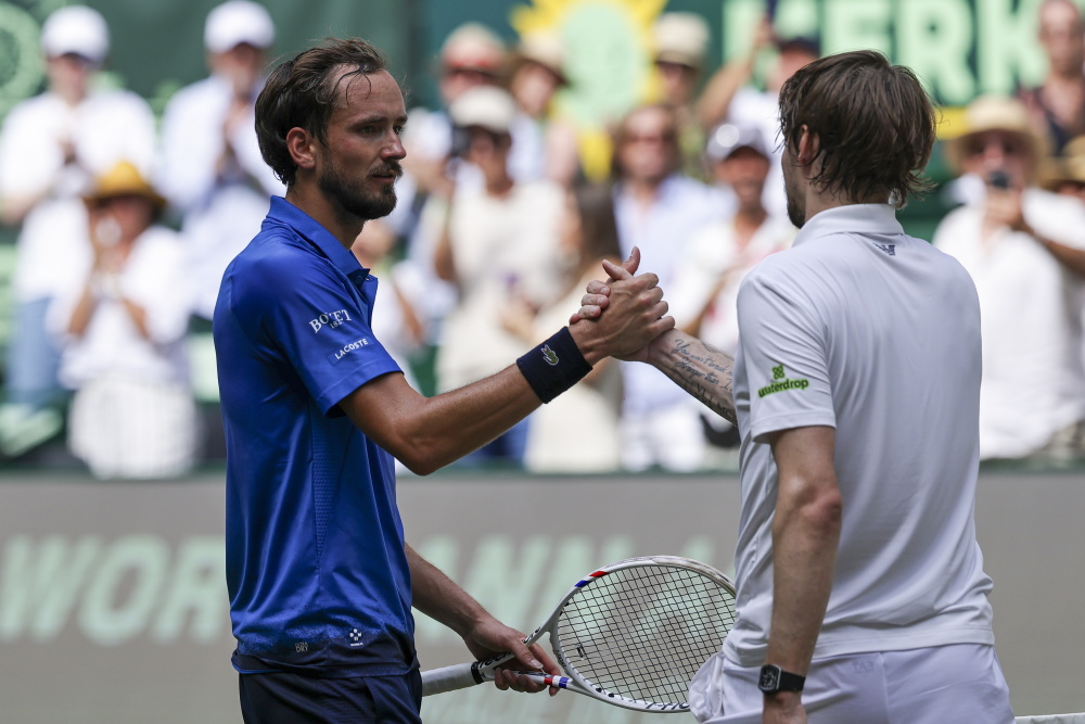 日本网球队绝地反击德国网球队，梅德韦杰夫送出助攻