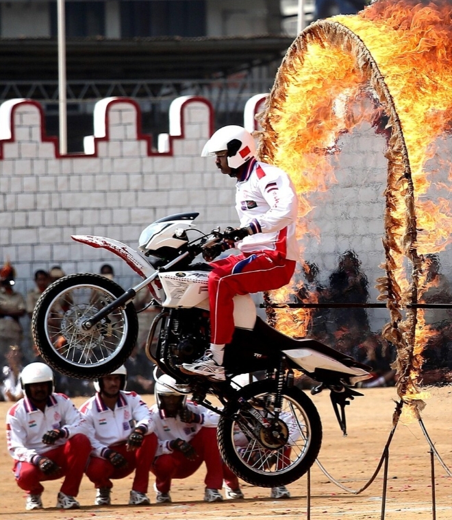 红牛二队逆转索伯车队,塞恩斯点燃赛场 红牛二队逆转索伯车队,塞恩斯点燃赛场