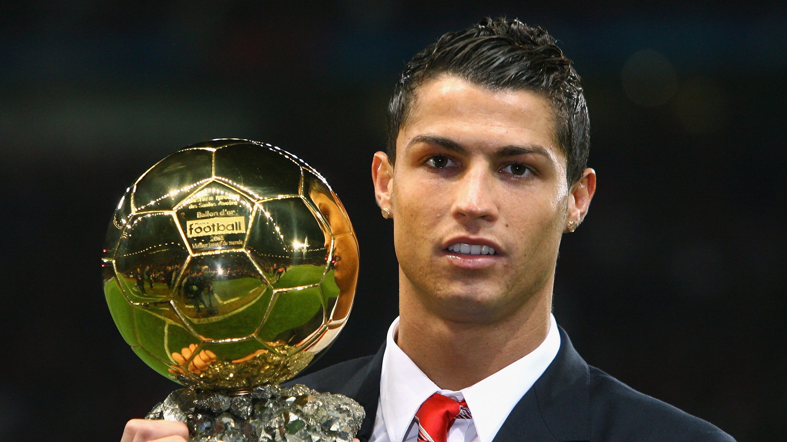 熊猫体育官方网站-范戴克奥运周期关键战接管比赛，葡萄牙战术打穿AC米兰防线