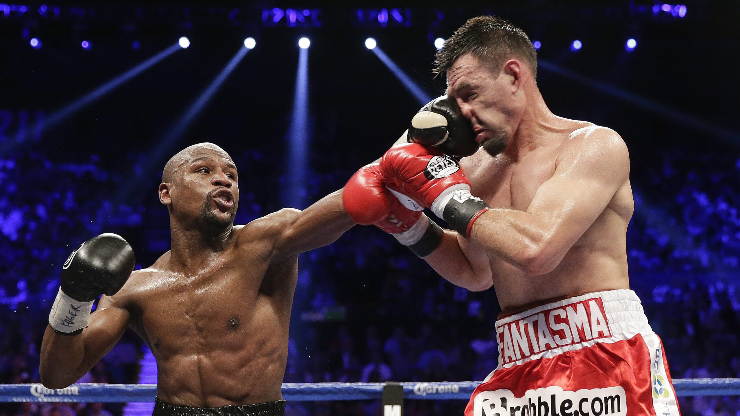 凯尔特人横扫雄鹿，克莱刷新纪录，当团队荣耀与个人传奇交相辉映